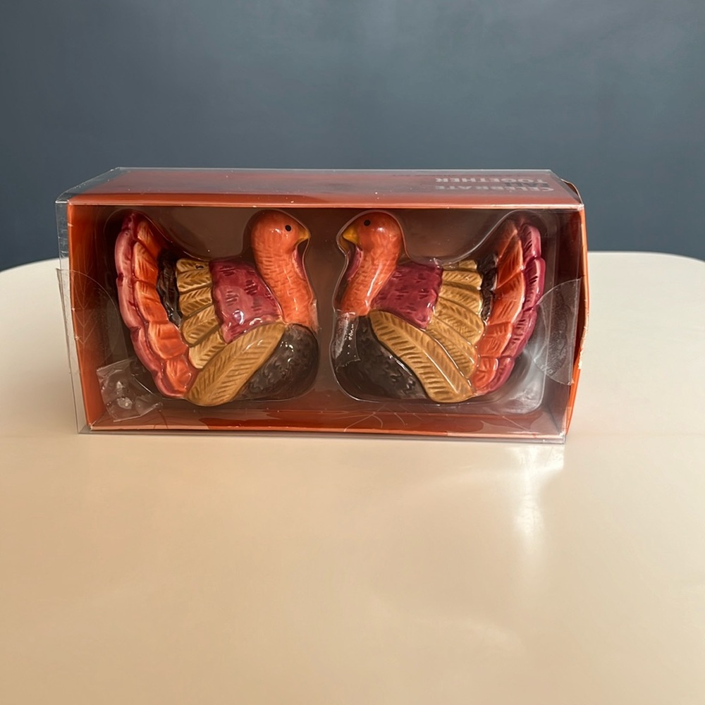 Thanksgiving salt and pepper shaker set.